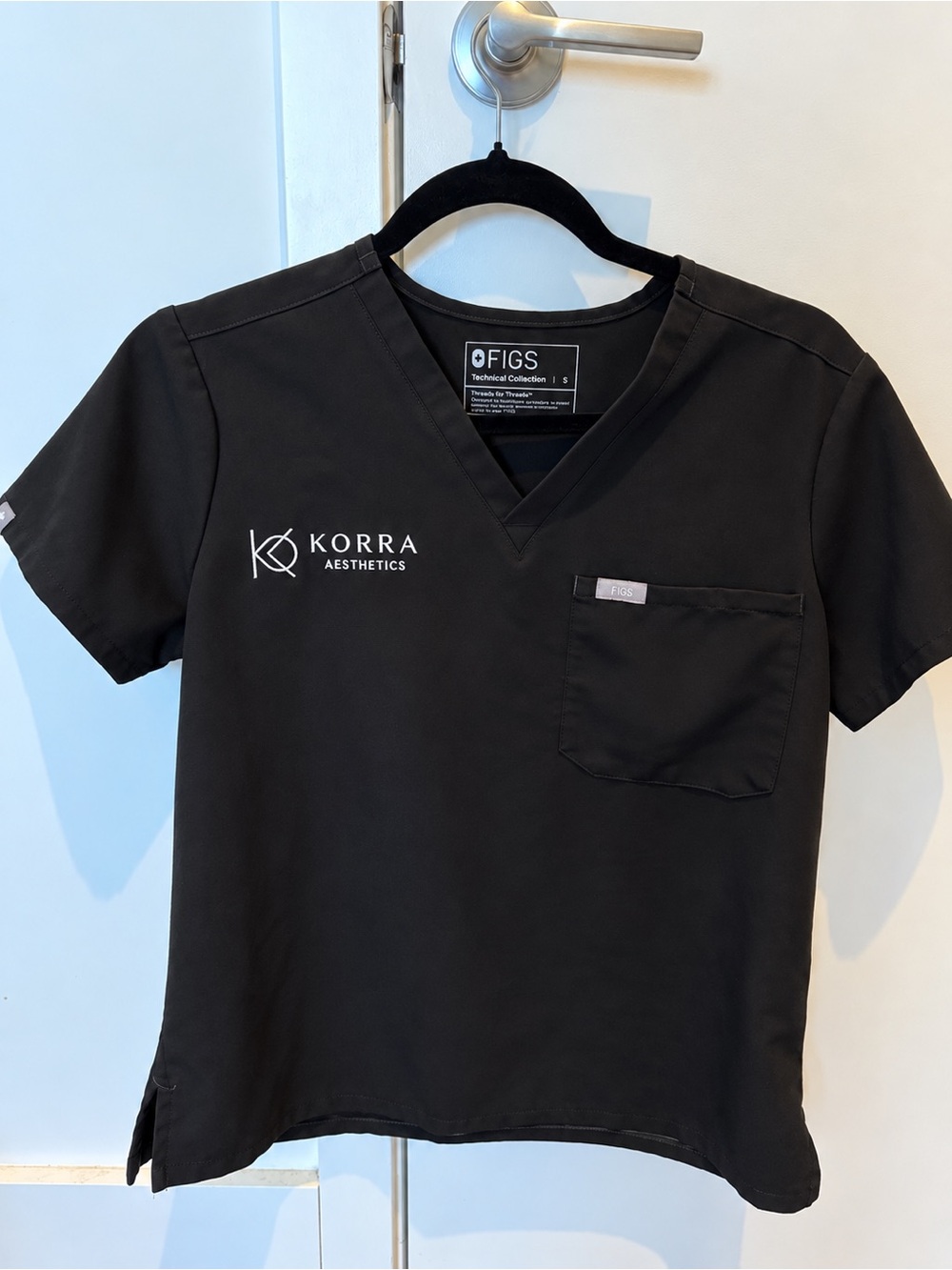 FIGS Black V-Neck Scrub Top — Small